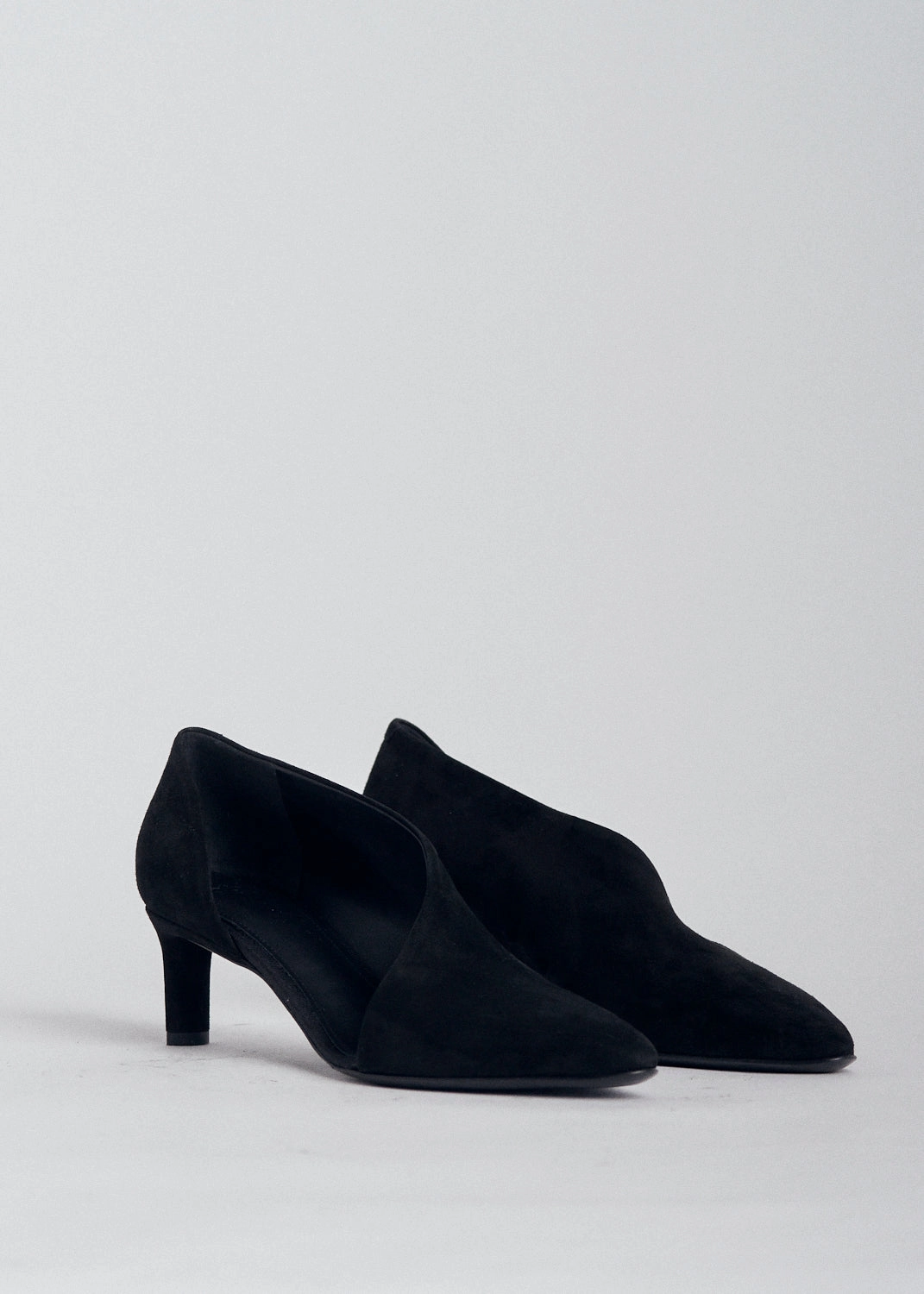 Asymmetric Kitten Heel in Suede - Black