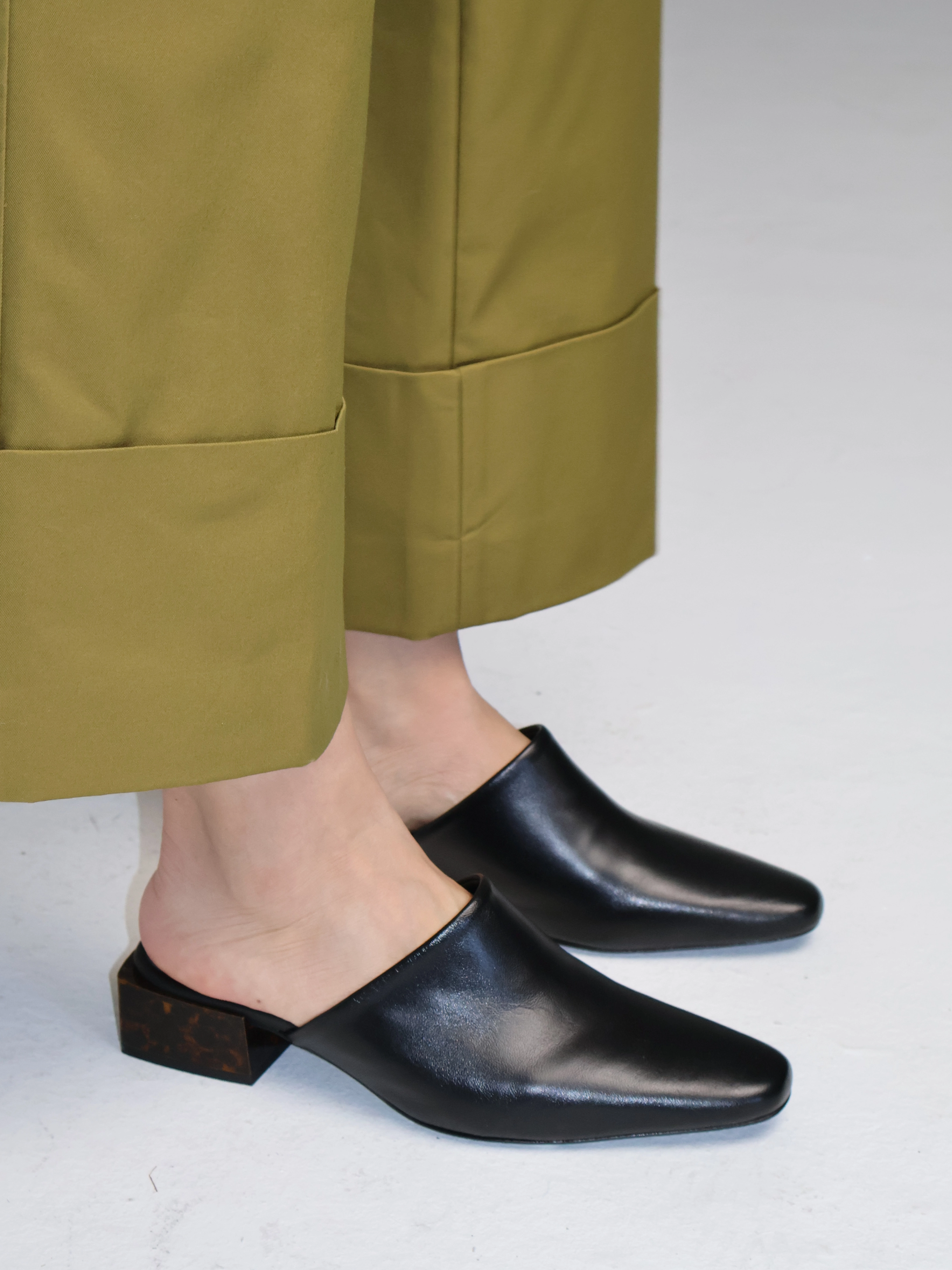 Navio Black Mule