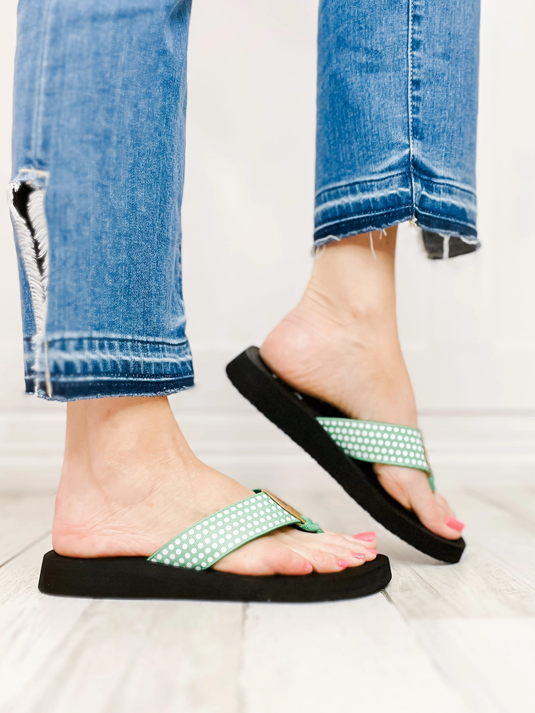 Yellowbox Fromy Flip Flop Shoes in Kelly Green