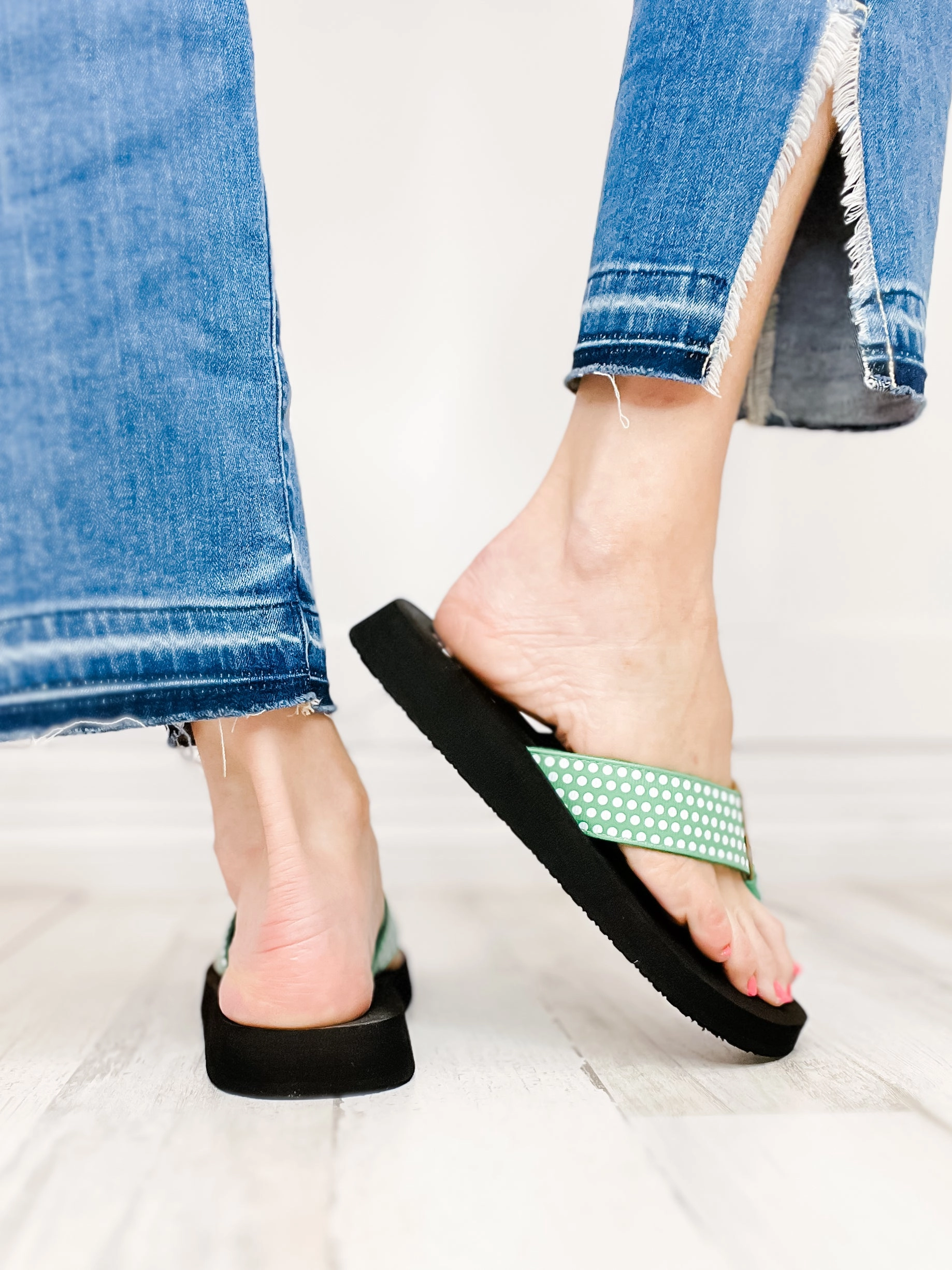 Yellowbox Fromy Flip Flop Shoes in Kelly Green